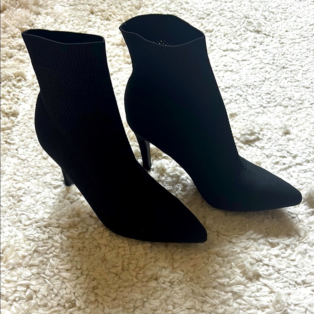Sophisticated Black Heeled Boots with Pointed Toe